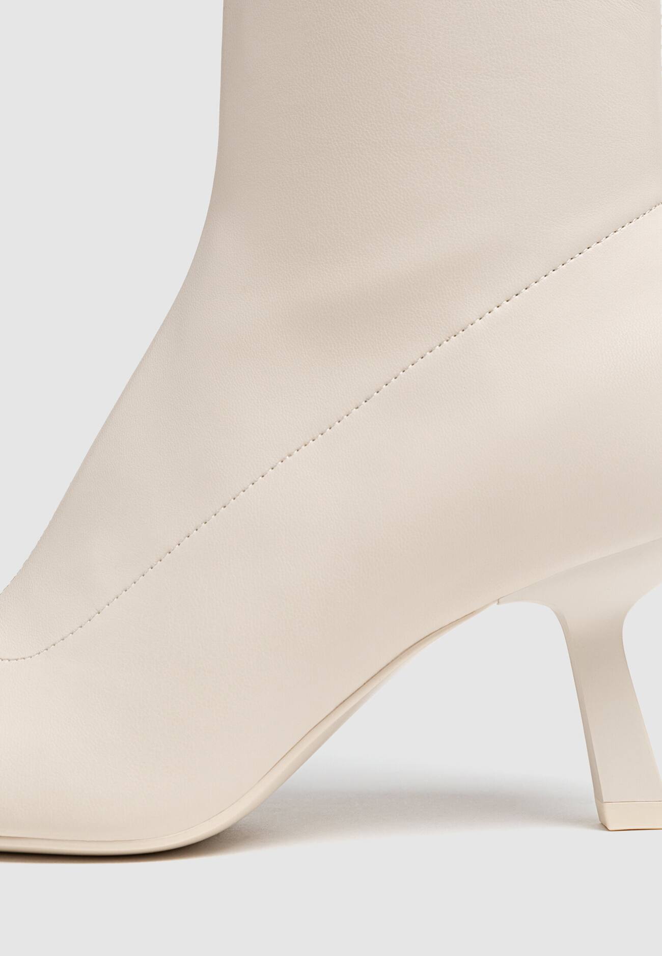 Botas de cano curto com salto elástico