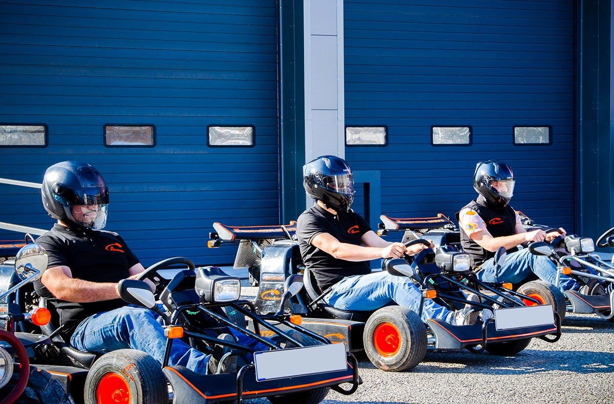 Kartfahren auf der Straße Mering