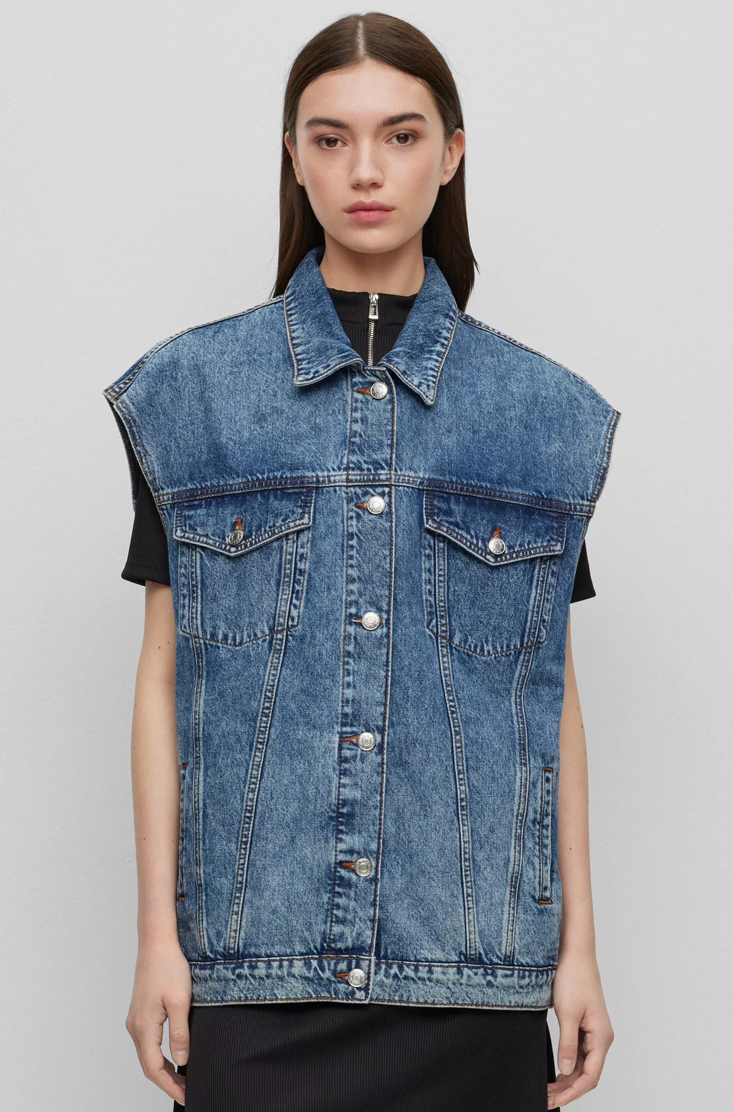 Jaqueta HUGO vermelha, modelagem oversized, em denim rígido azul.