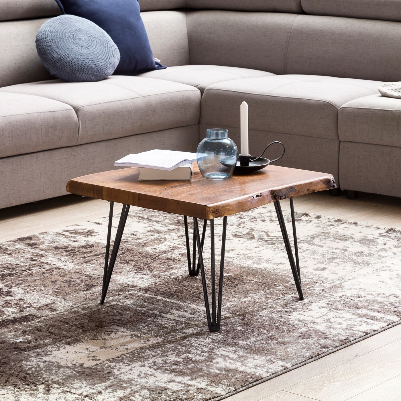 KADIMA DESIGN Massivholz Couchtisch mit Baumkante, Sheesham, Haarnadelbeine - Stilvoll & Naturverbunden