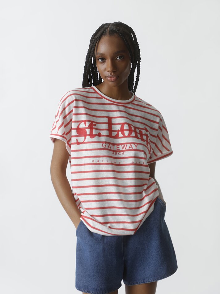 Camiseta listrada estampada - Branca/vermelha