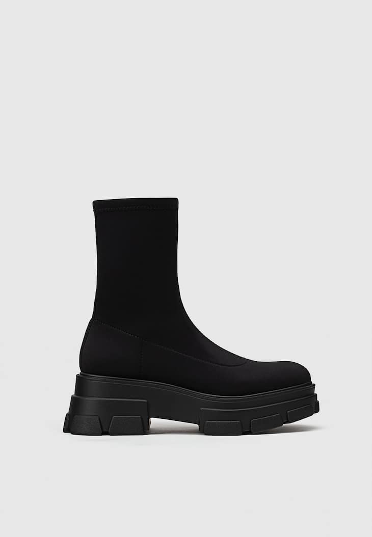 Botas de cano curto sem salto e com sola tratorada