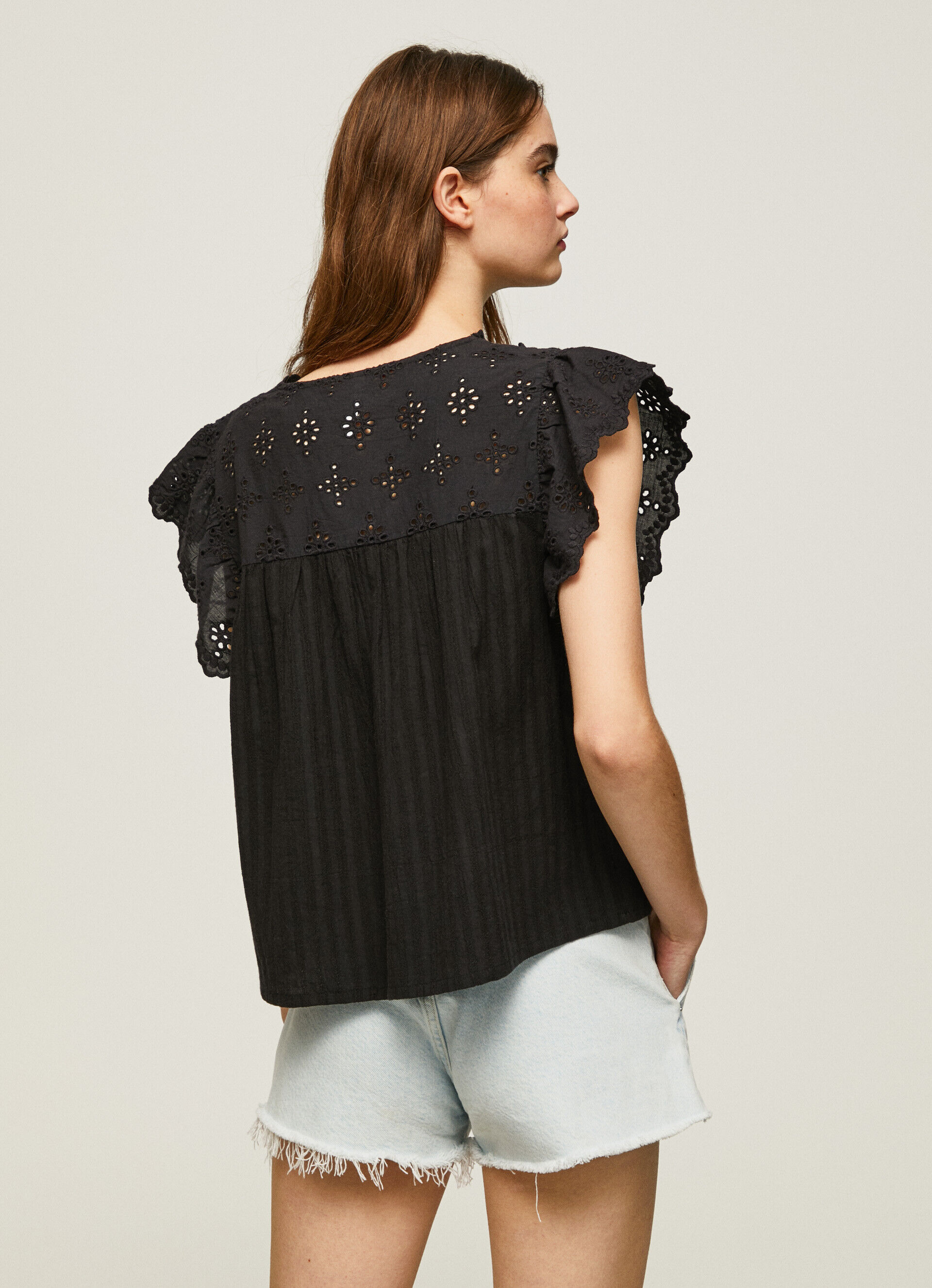 Blusa de algodão com detalhes vazados - preta