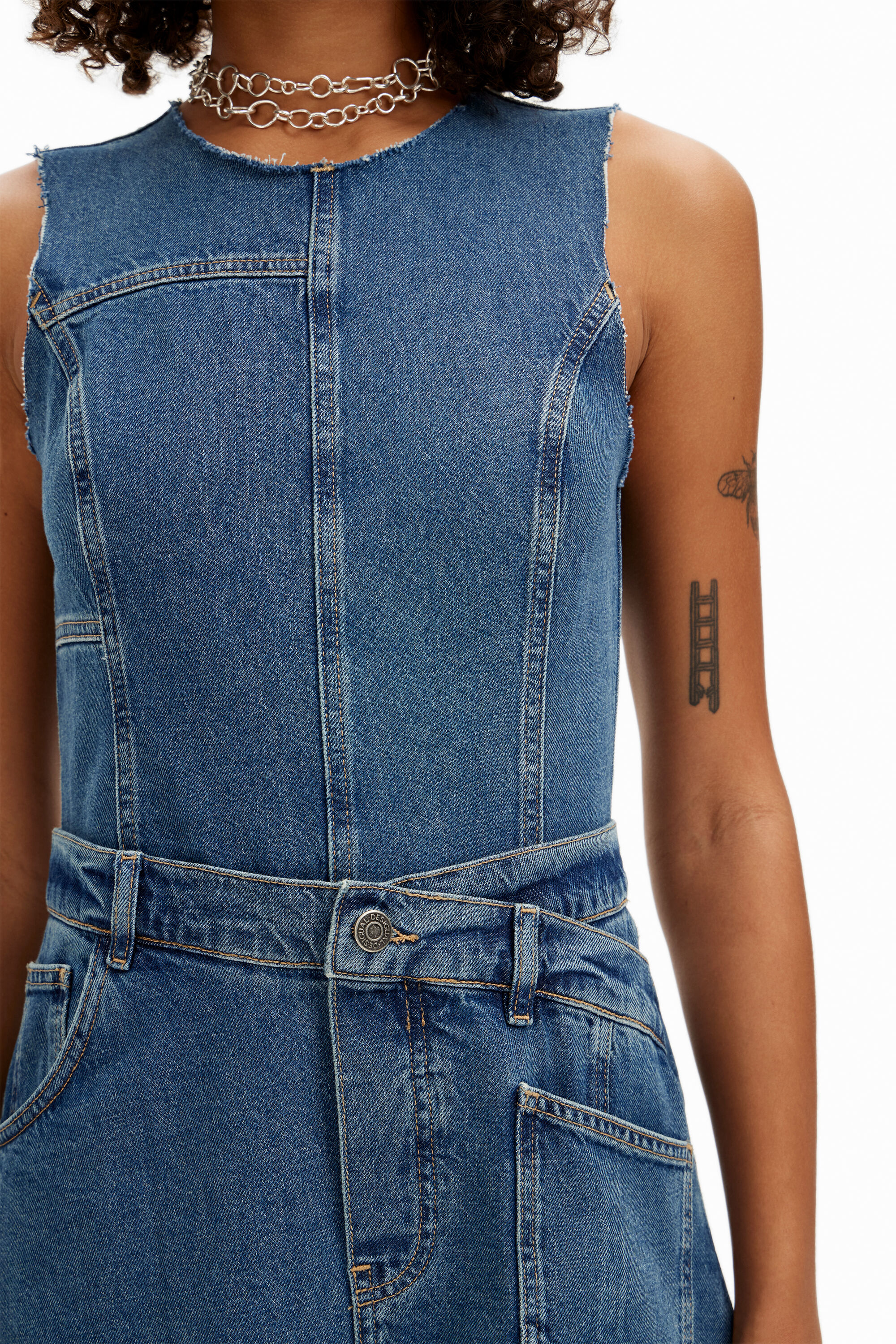 Vestido jeans sem mangas com cintura ajustável.