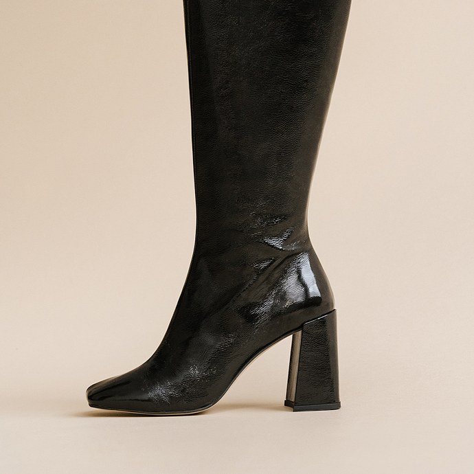 Bottes hautes à bouts carrés  en vernis plissé noir
