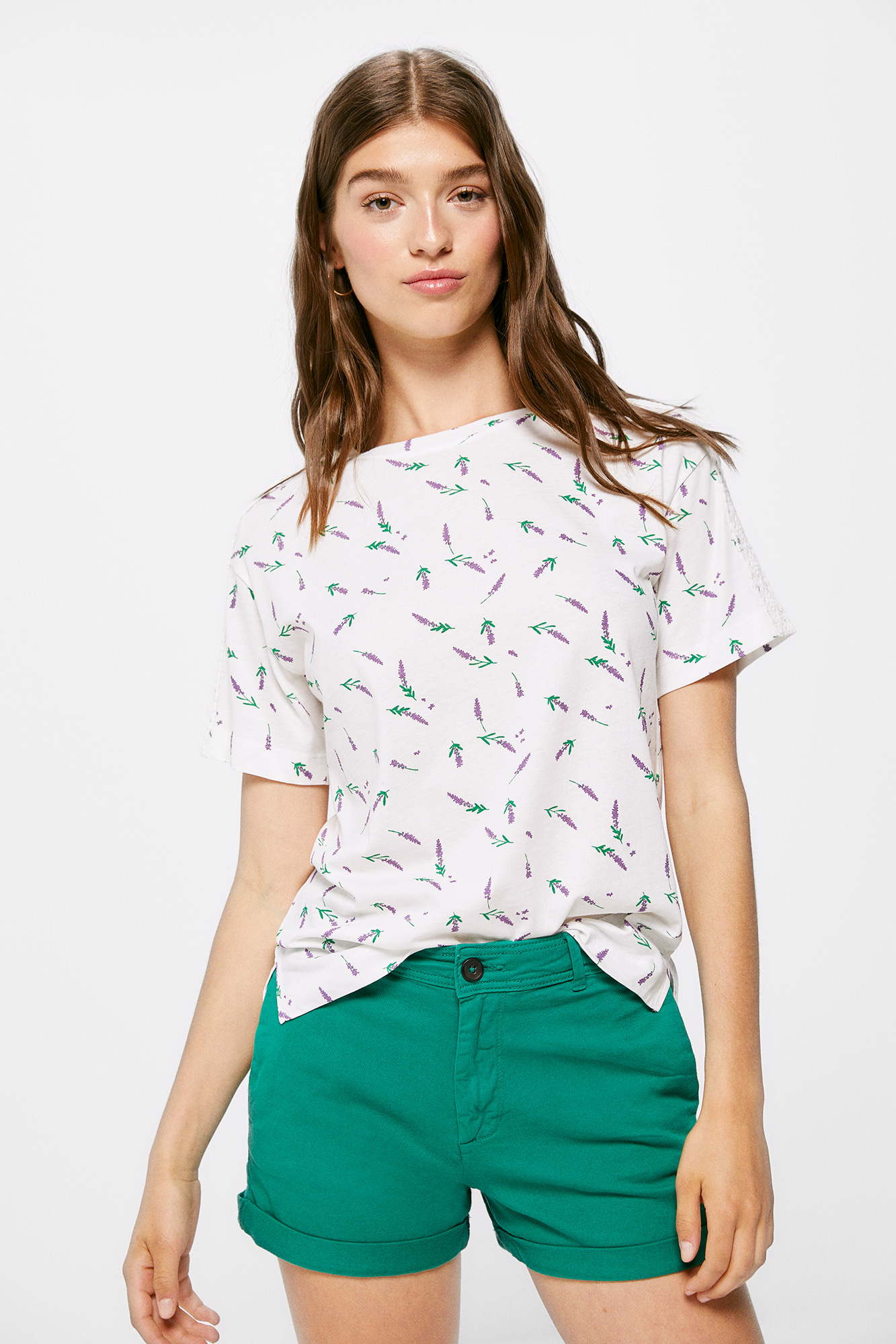 Camiseta CROC™et com estampa de ombro