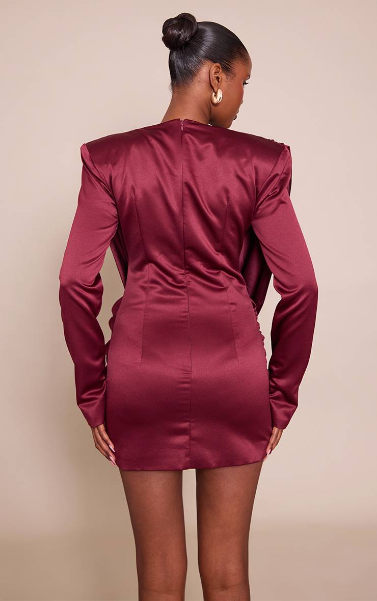 Prune Robe Courte En Satin À Col Bénitier