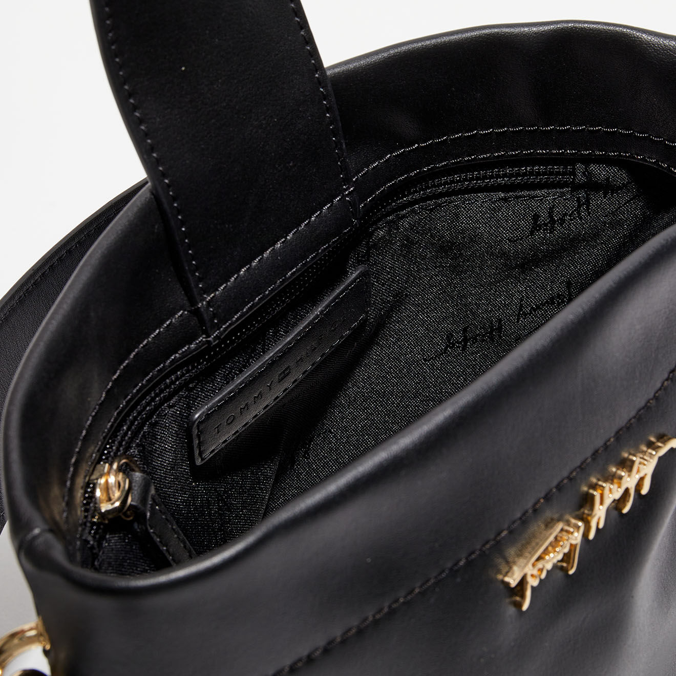 Tommy Hilfiger Sac seau Soft  Vegan noir - 22,5x13,5x21 cm
