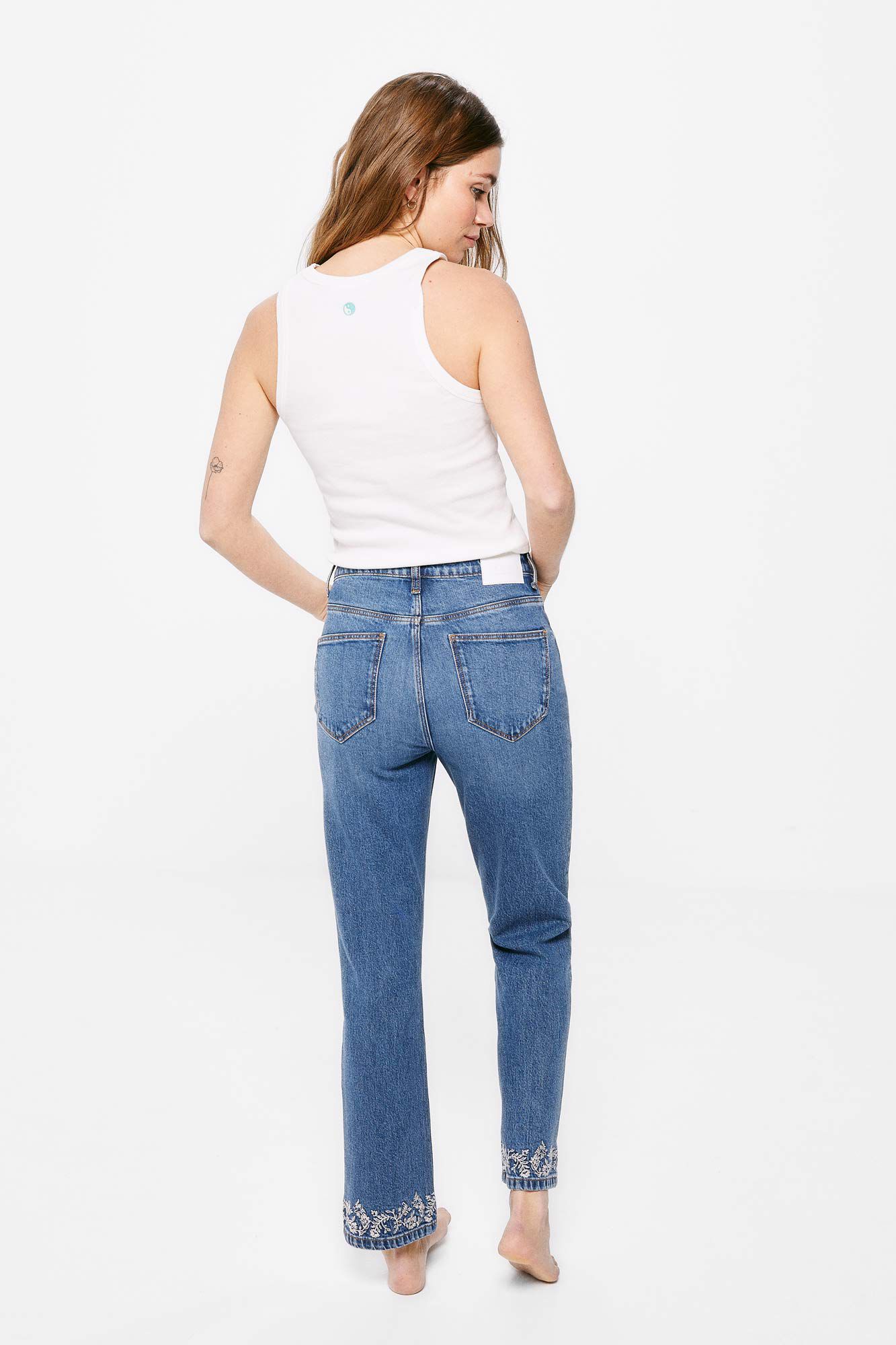 Calça jeans cropped reta com lavagem sustentável - Azul médio