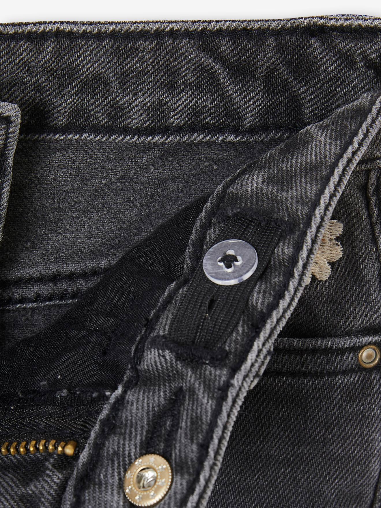 Calça jeans folgada estilo boyfriend para uma garota que curte maconha.