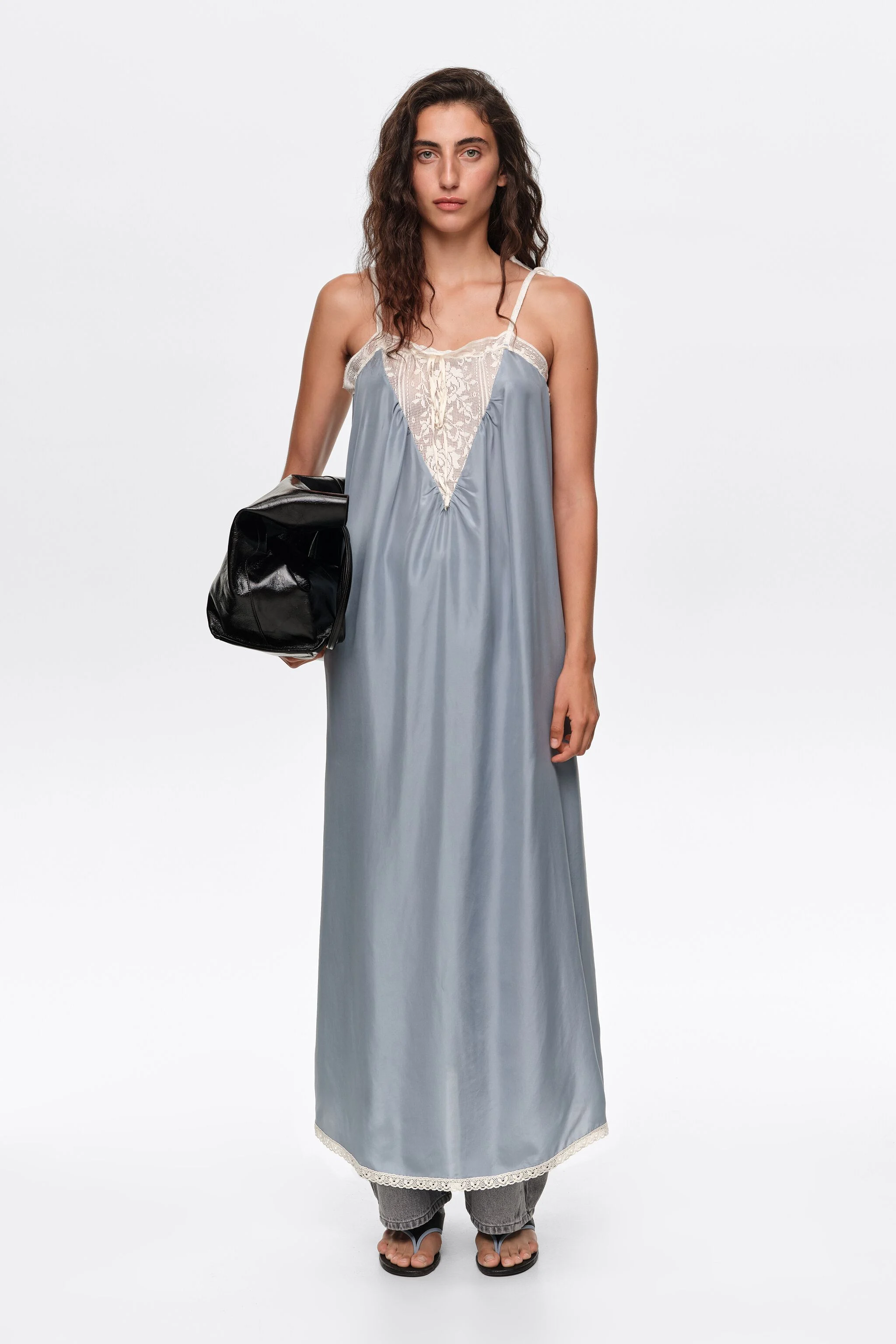 Vestido de seda azul claro com alças de renda.