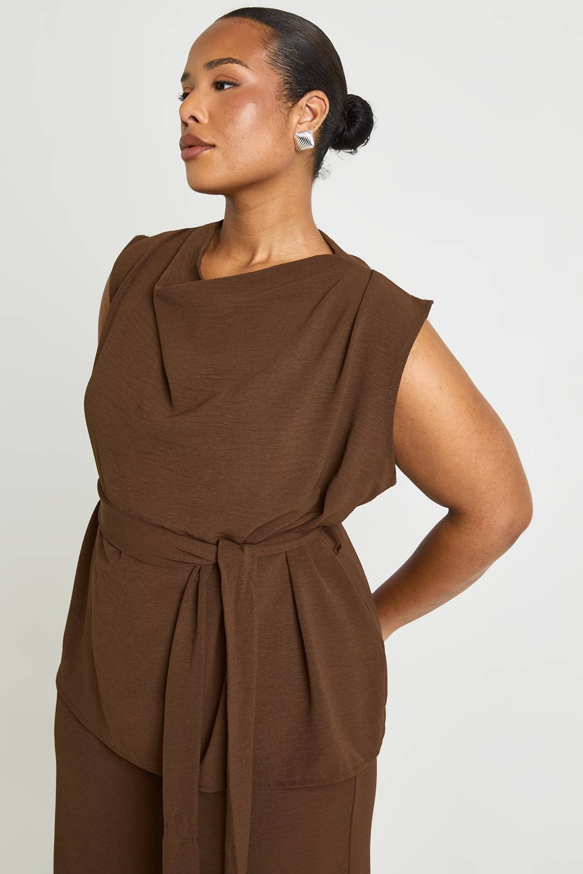 boohoo Plus ensemble coordonné composé d'un haut à col drapé en tissu tissé et d'un pantalon ceinturé