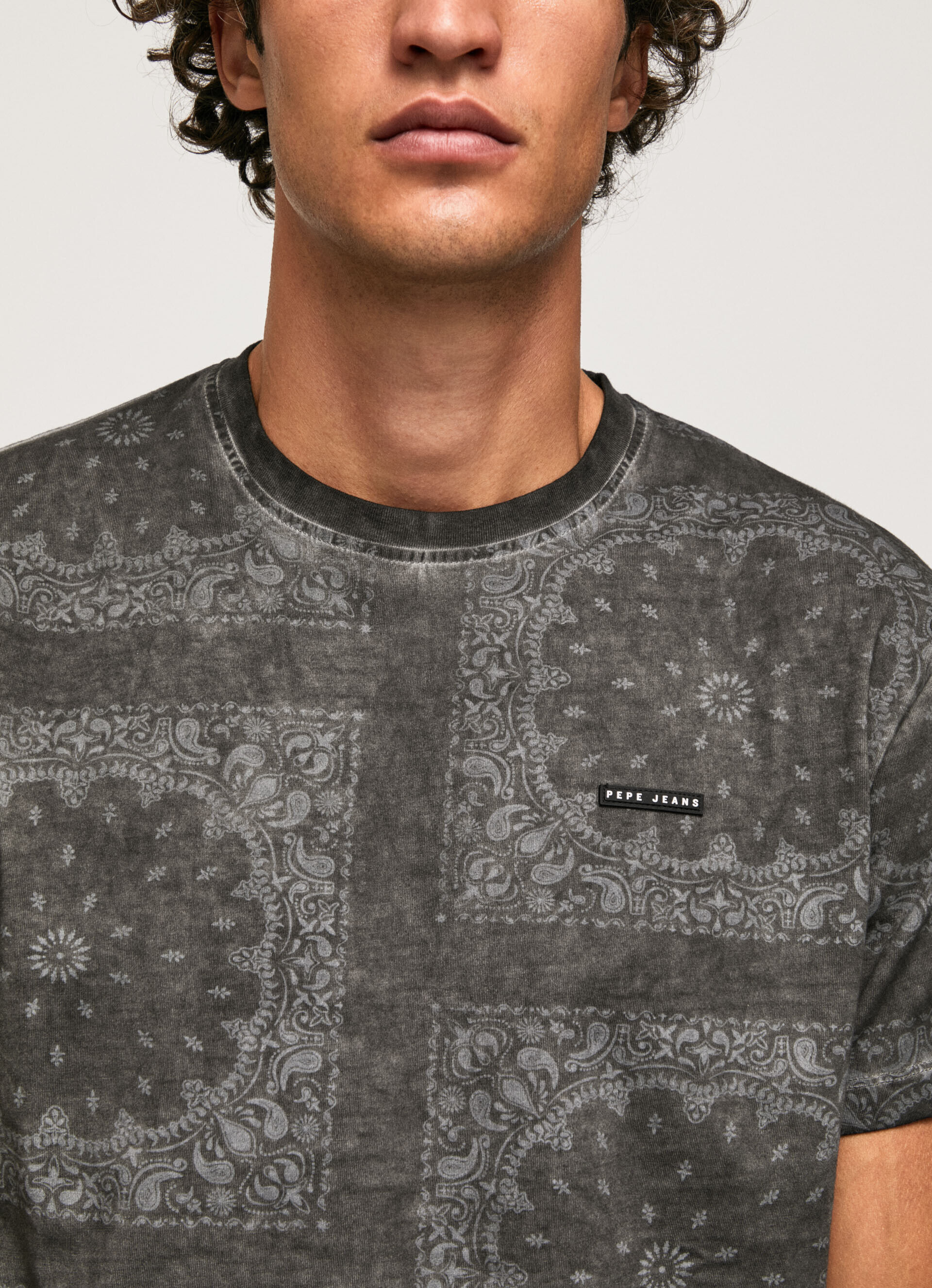 Camiseta de algodão com estampa de bandana - preta lavada