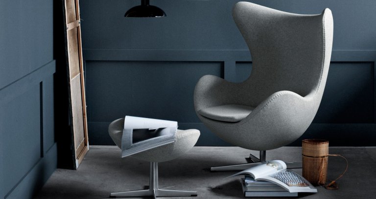 Fritz Hansen Egg Foot Stool voetenbank Grace Walnut, polished aluminium