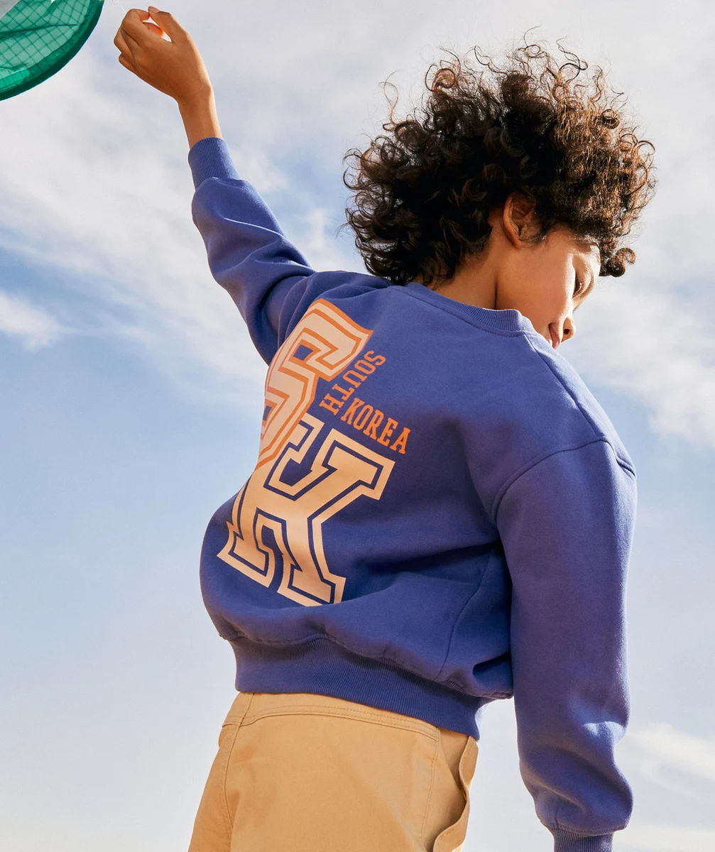 SWEAT GARÇON EN FIBRES RECYCLÉES VIOLET AVEC MOTIFS THÈME KOREA