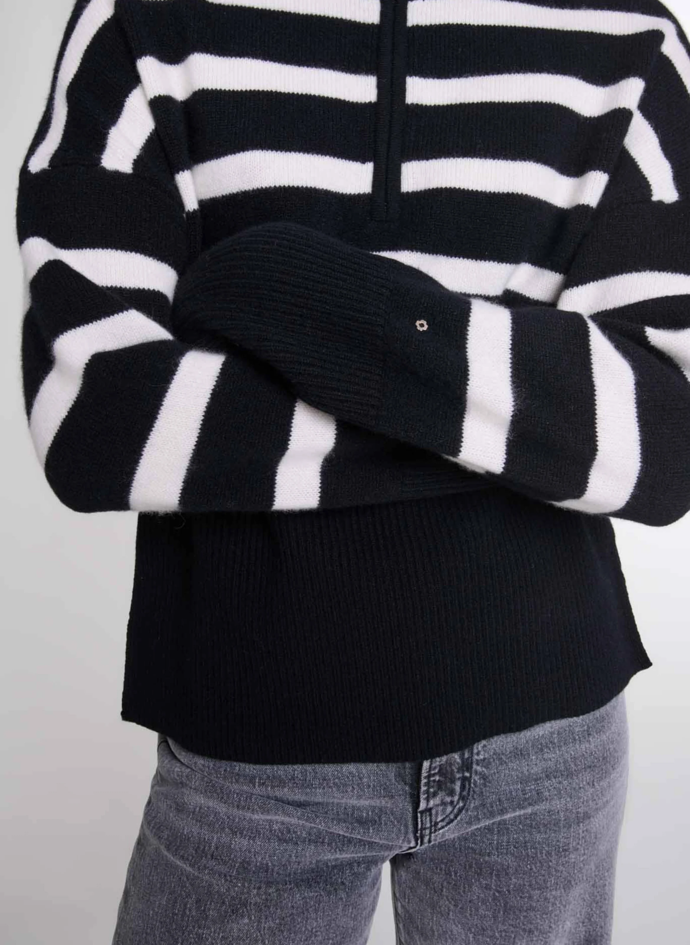 Pull droit en cachemire mélangé rayé | Noir