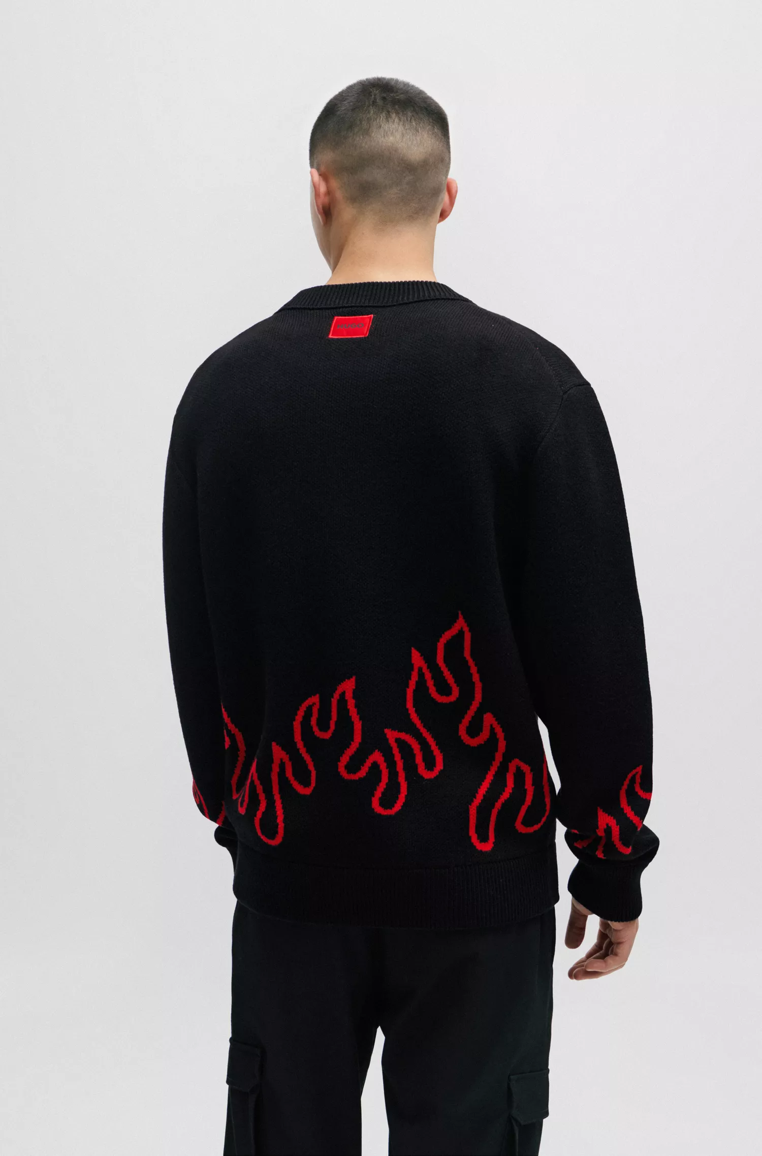 Suéter HUGO vermelho de modelagem relaxada com jacquard de chamas em mistura de lã.
