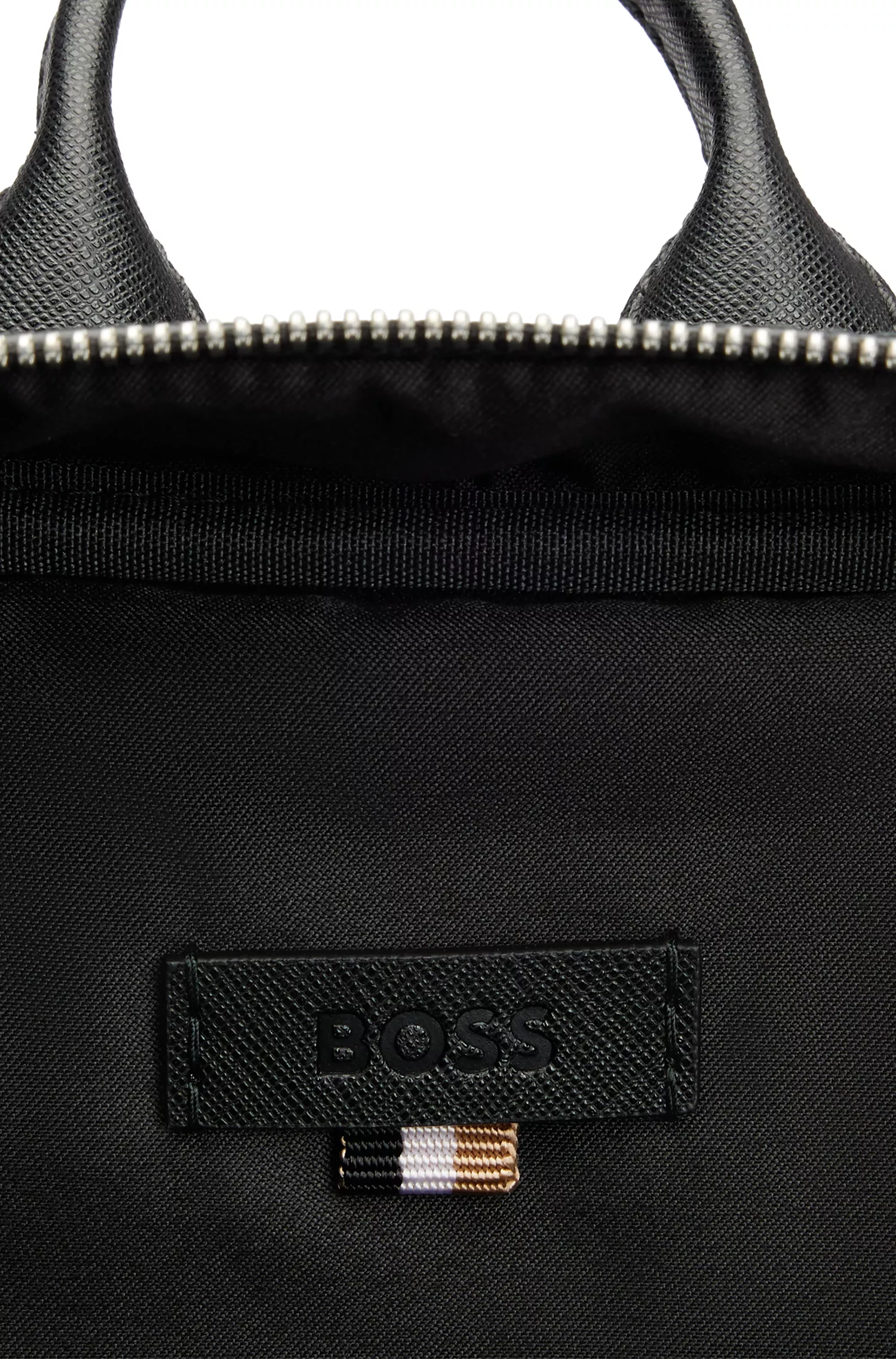Mochila BOSS preta com listra característica e detalhe do logotipo