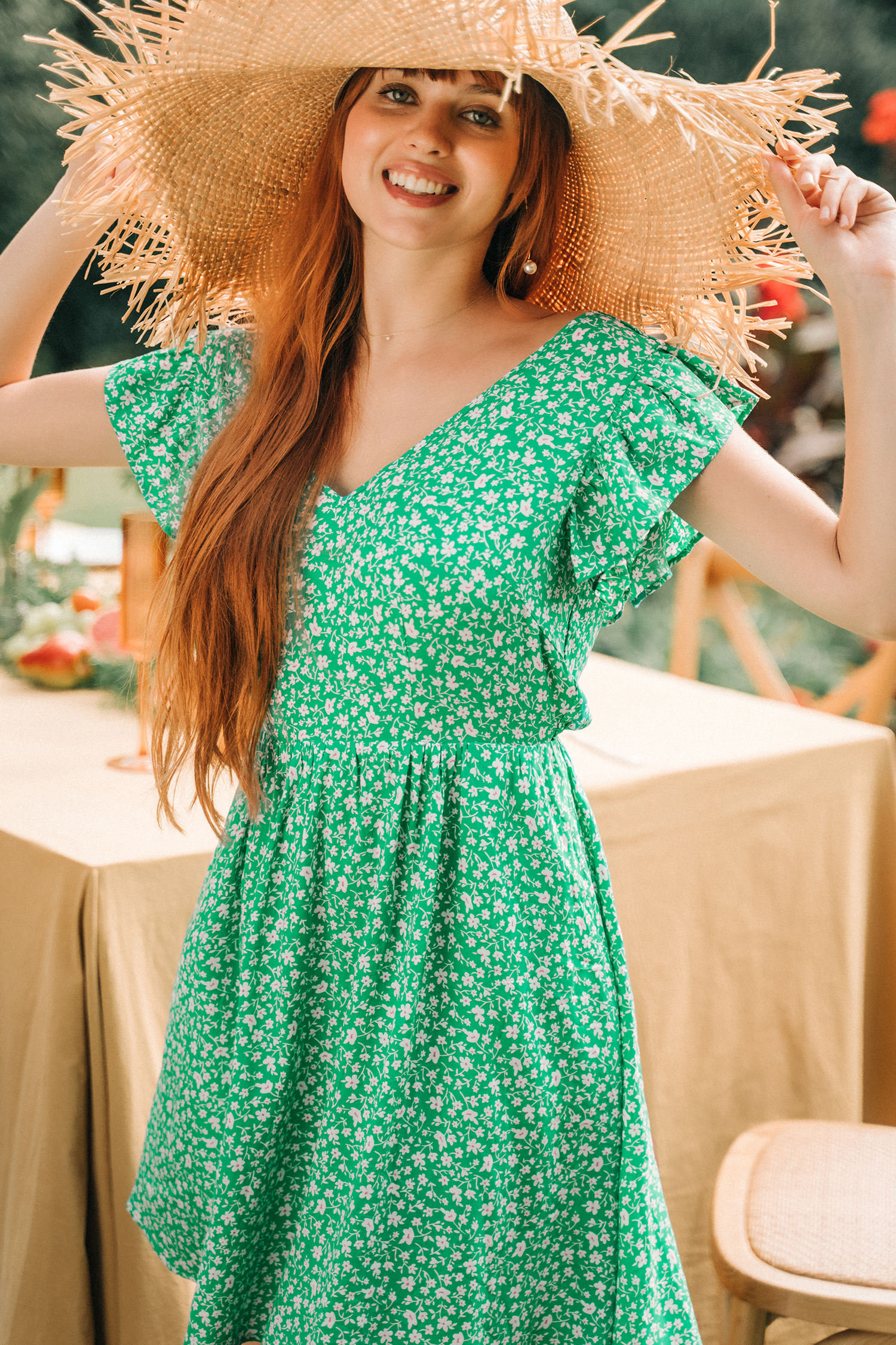 Robe mini fleurie à col en V et manches à volants verte