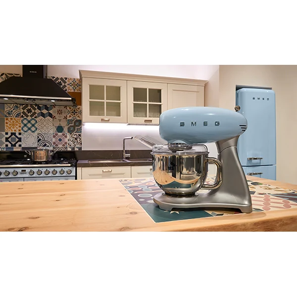Robot sur socle Bleu azur 800 W SMF02PBEU Smeg