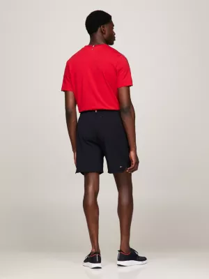 Shorts esportivos essenciais com logo