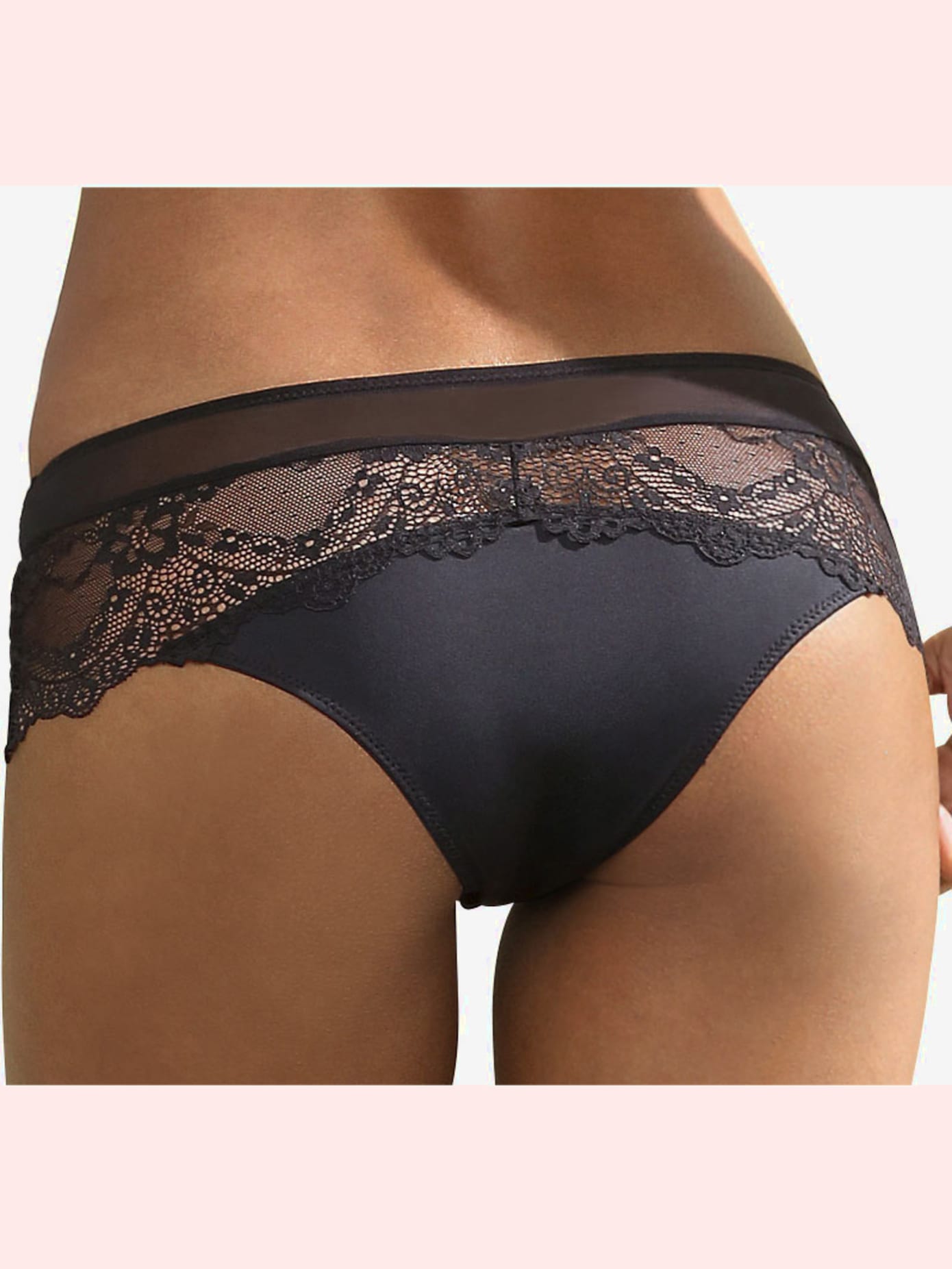 Panty féminin en dentelle délicate