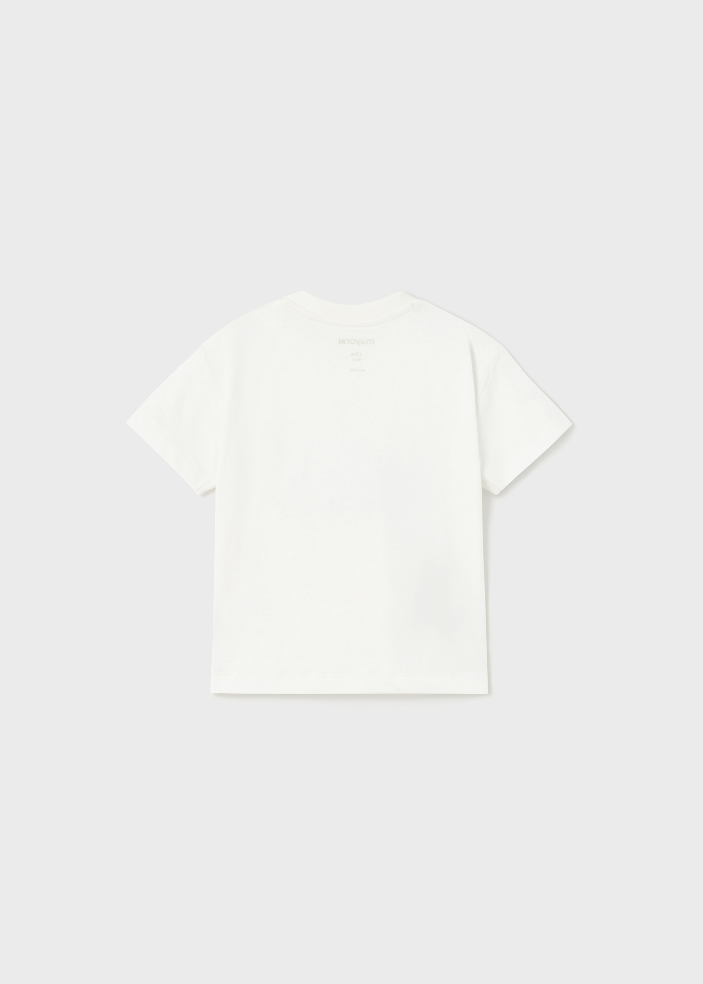 Camiseta infantil com estampa interativa feita de algodão sustentável.