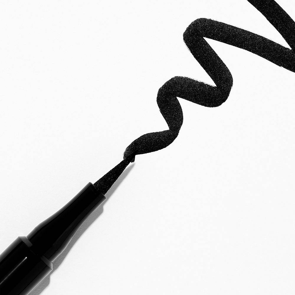 L'eyeliner feutre précision waterproof regard charmeur