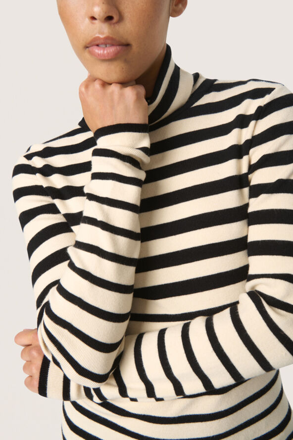 Soaked in Luxury SLSpina Striped Rollneck Black and white stripe