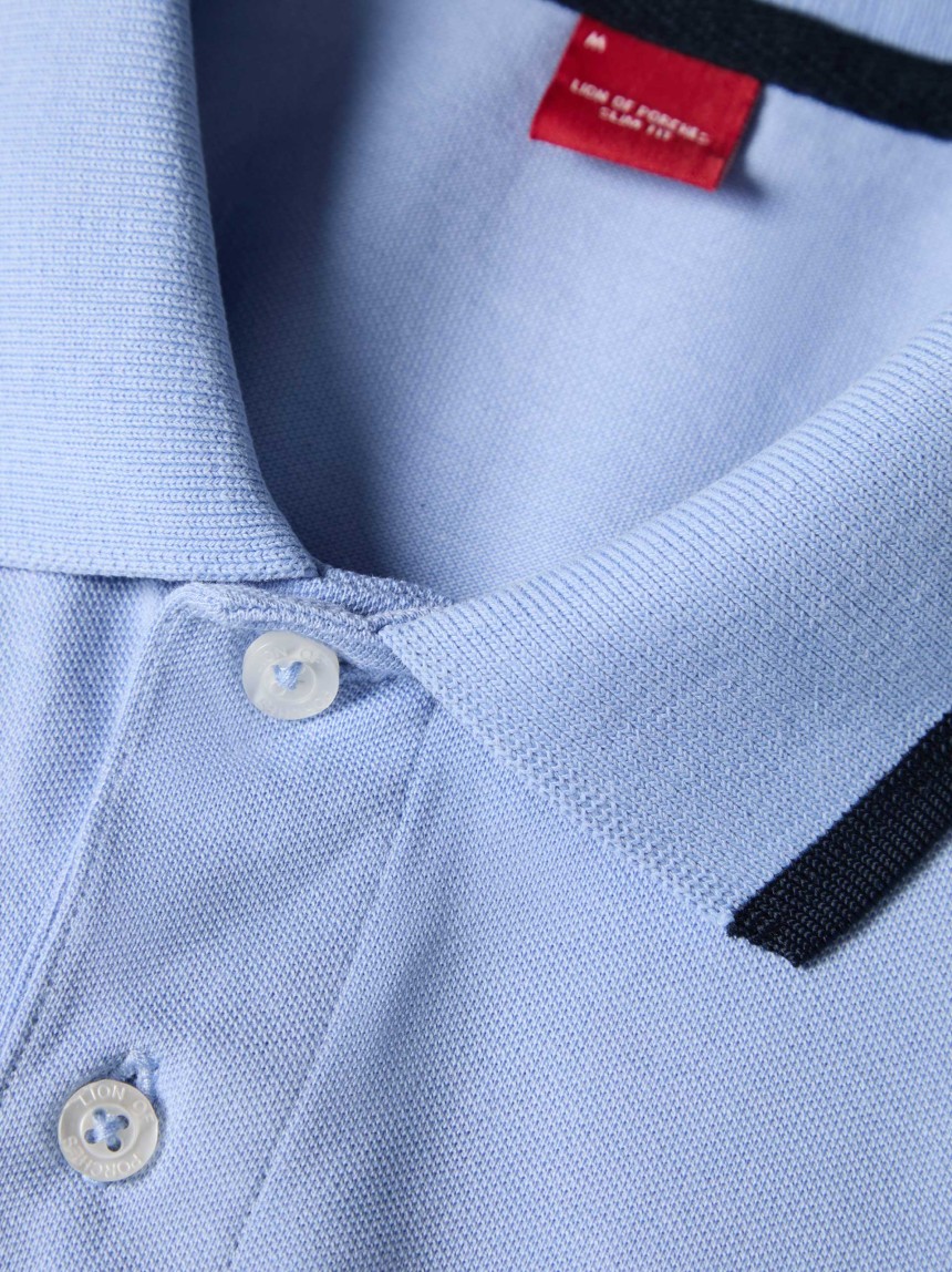 Polo piqué com riscas e estampado