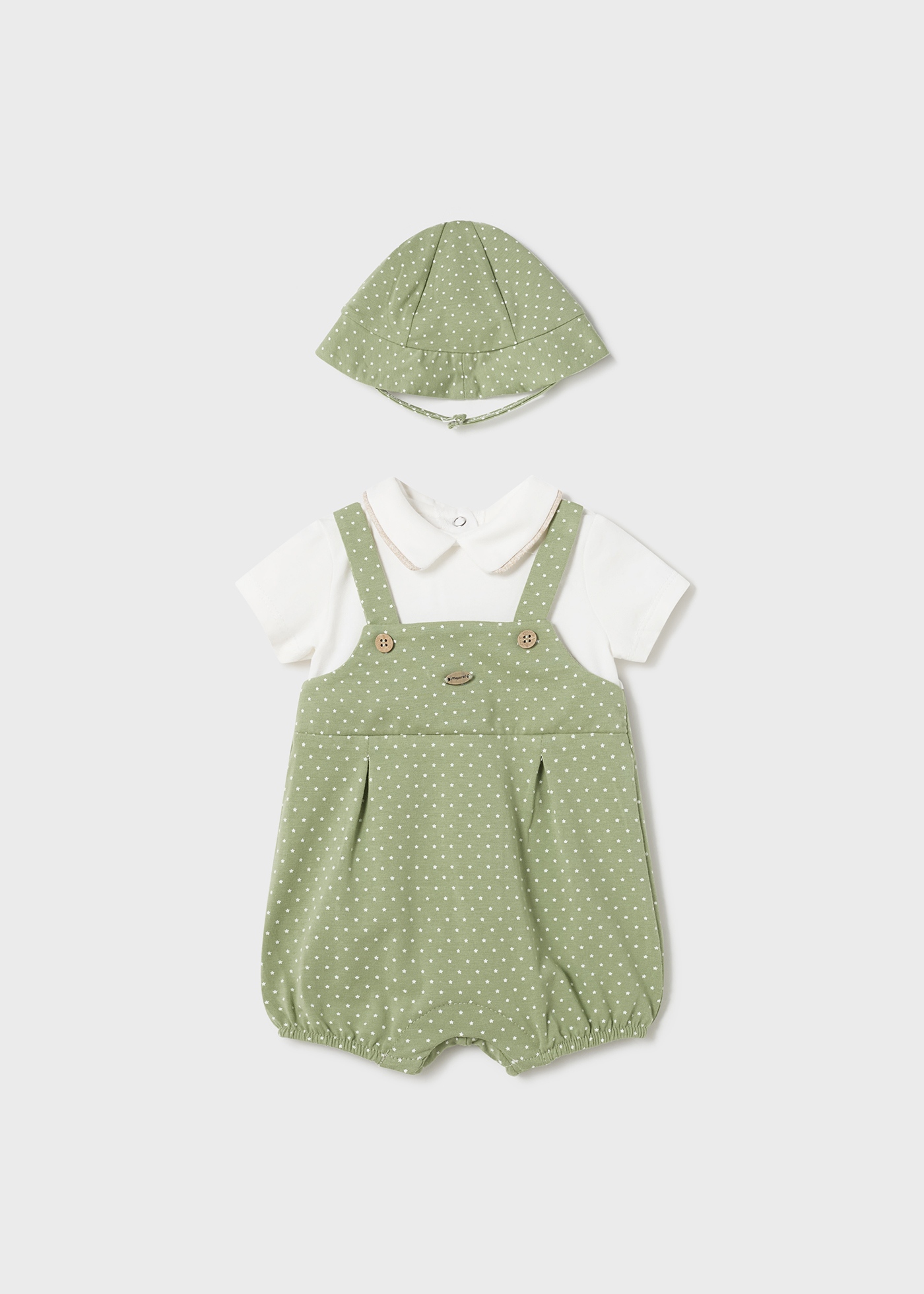 Macacão Better Cotton para recém-nascido em linho sintético com gorro.