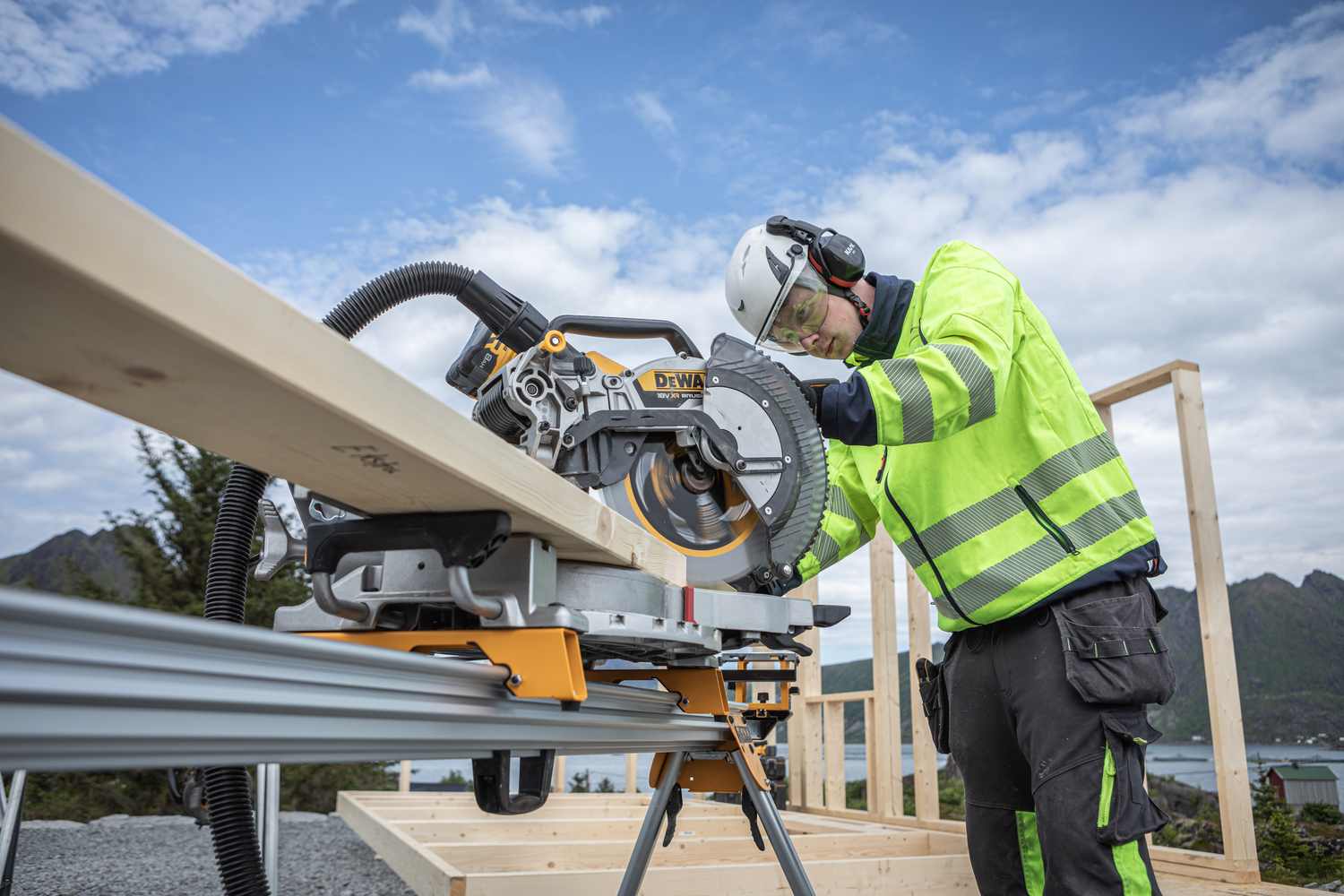 DeWALT DCS782XW2 Accu afkort-/verstekzaag 305mm met XPS 18V XR 8.0Ah
