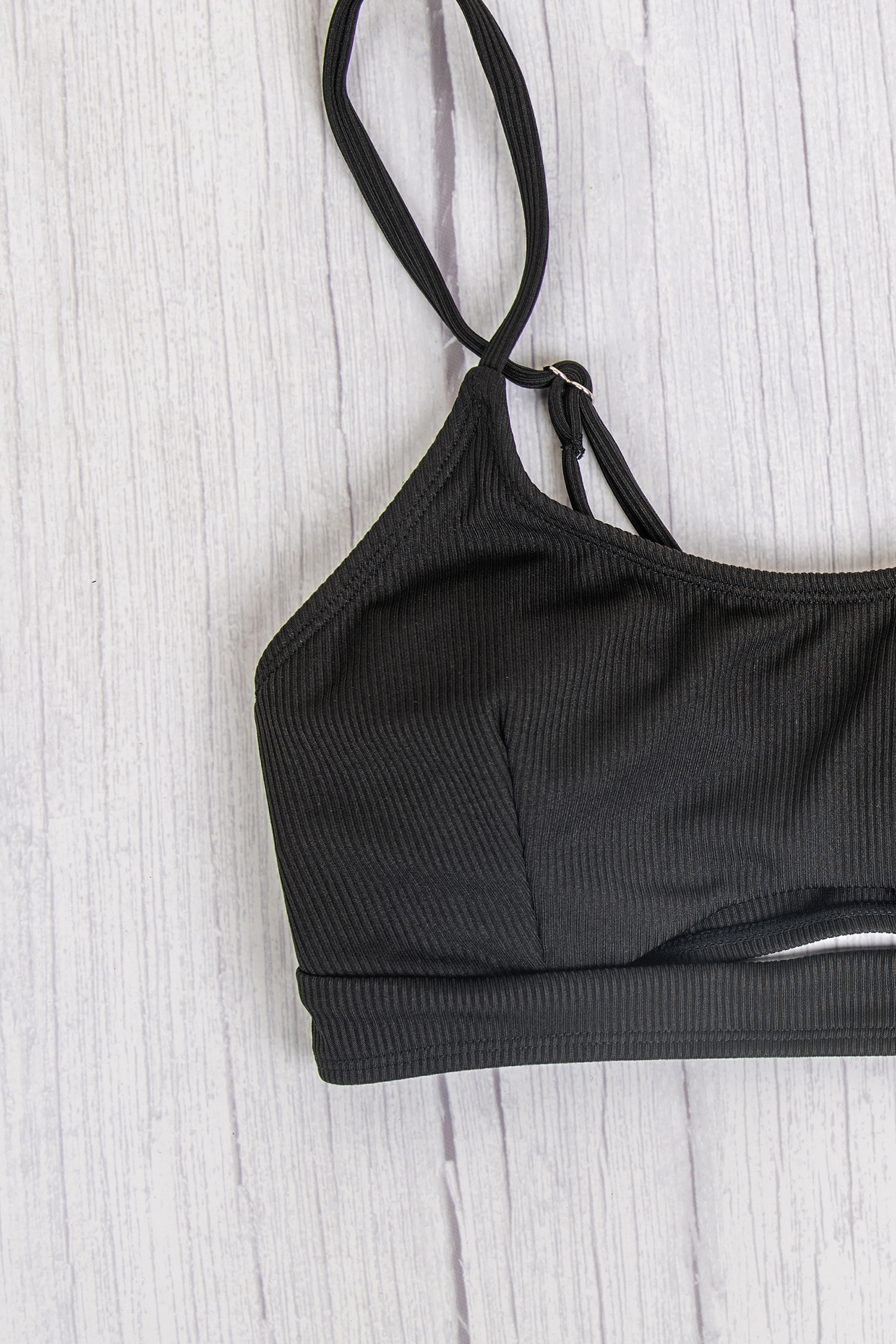 Bikini onyx à col scoop et découpes et hipster