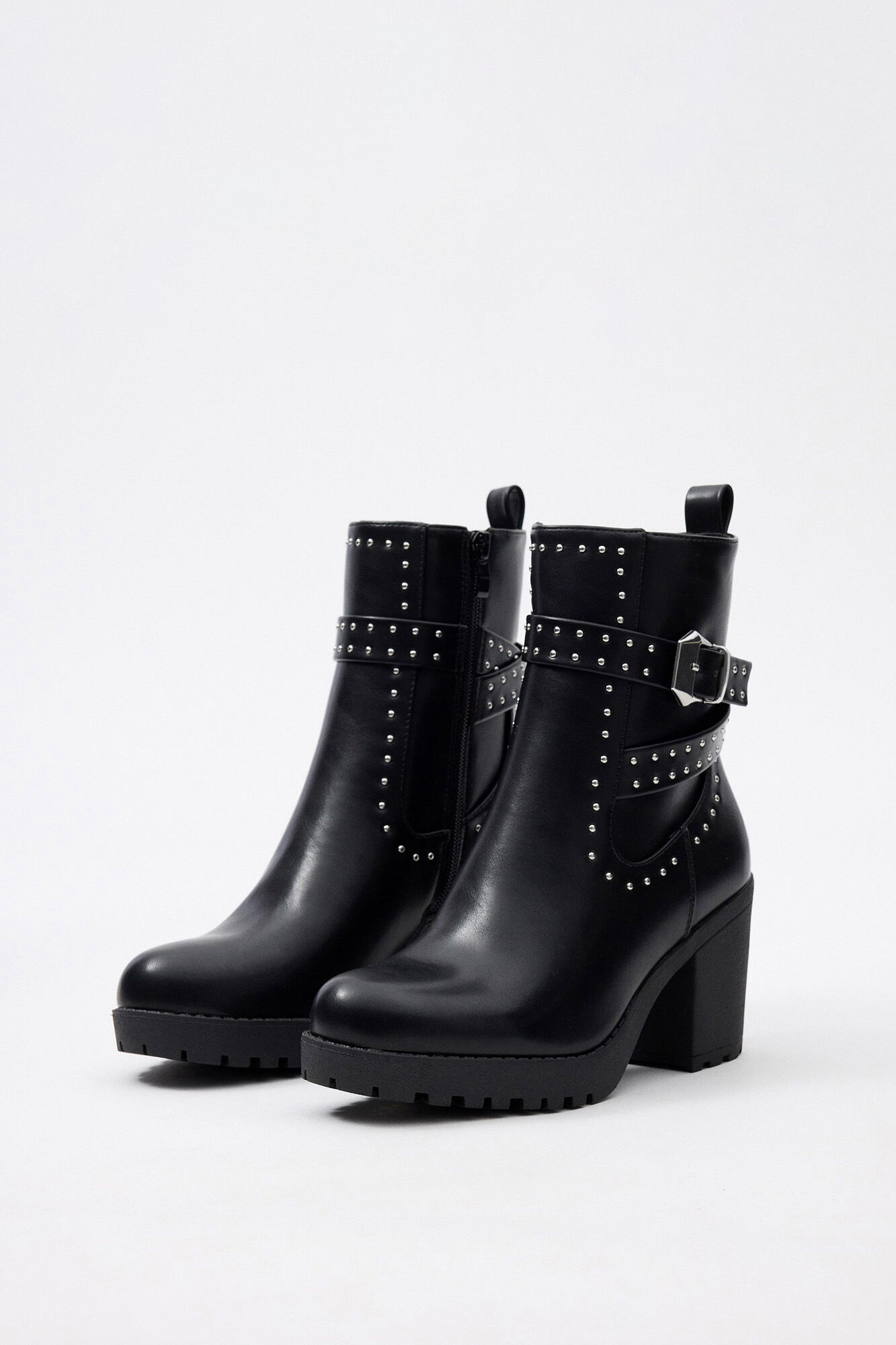 Bota de cano curto com fivela e tachas, tamanho 6cm