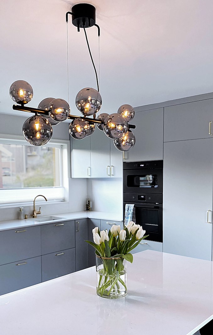 Molekyl taklampe Sort metall med sotet glass.