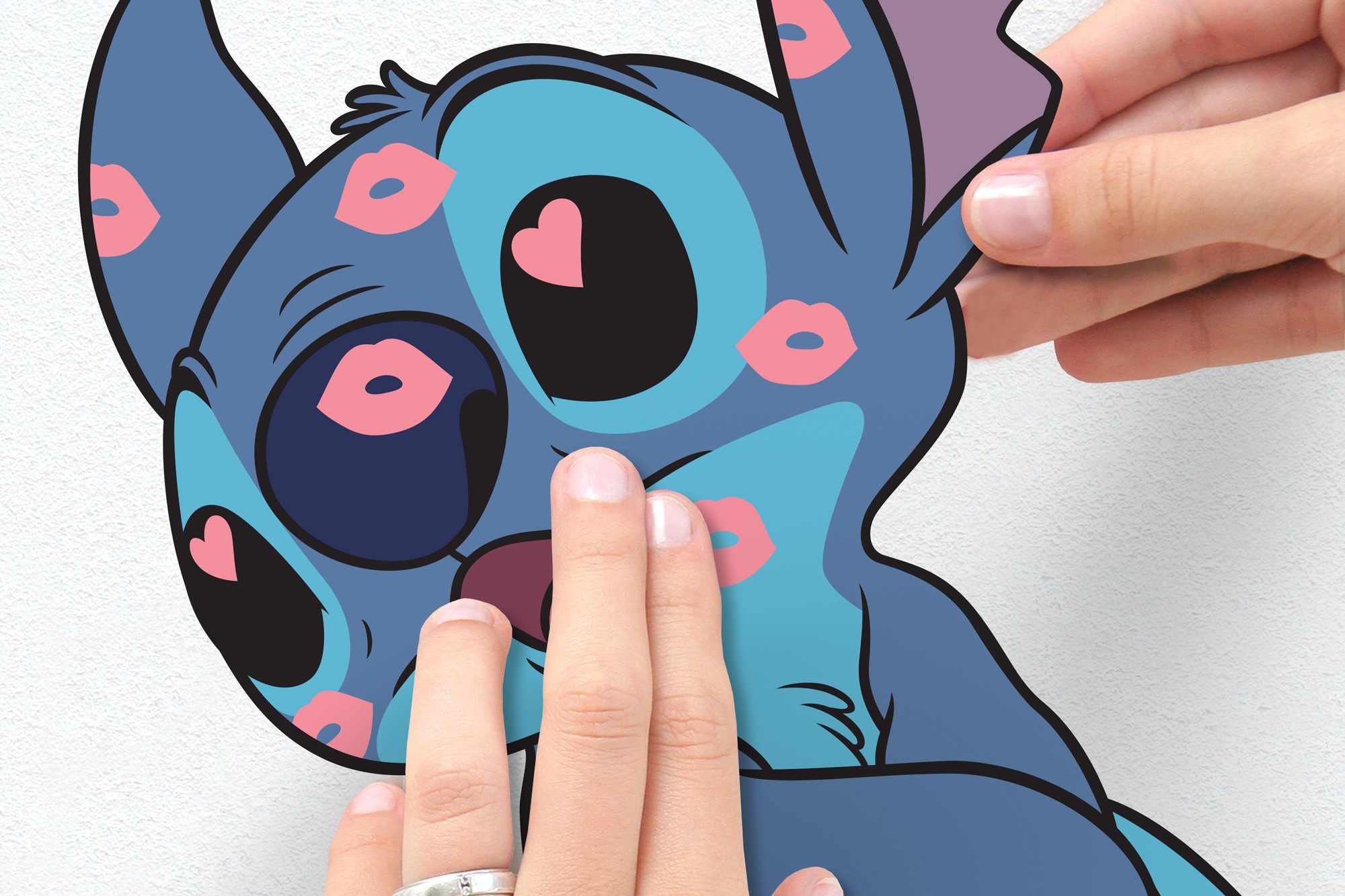 Komar Wandtattoo »Stitch in Love - Grösse 50 x 70 cm« selbstklebend, Wandsticker, Kinderzimmer