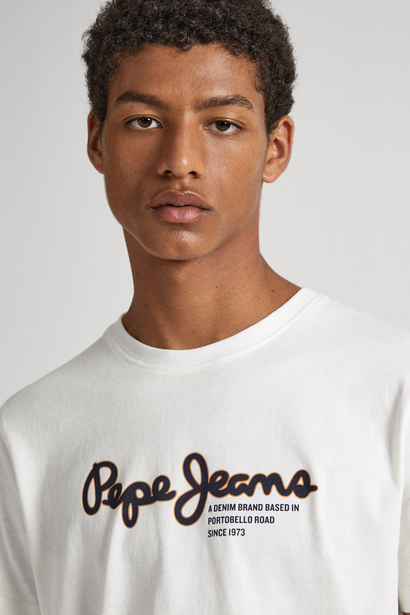 estampa de logotipo em camiseta