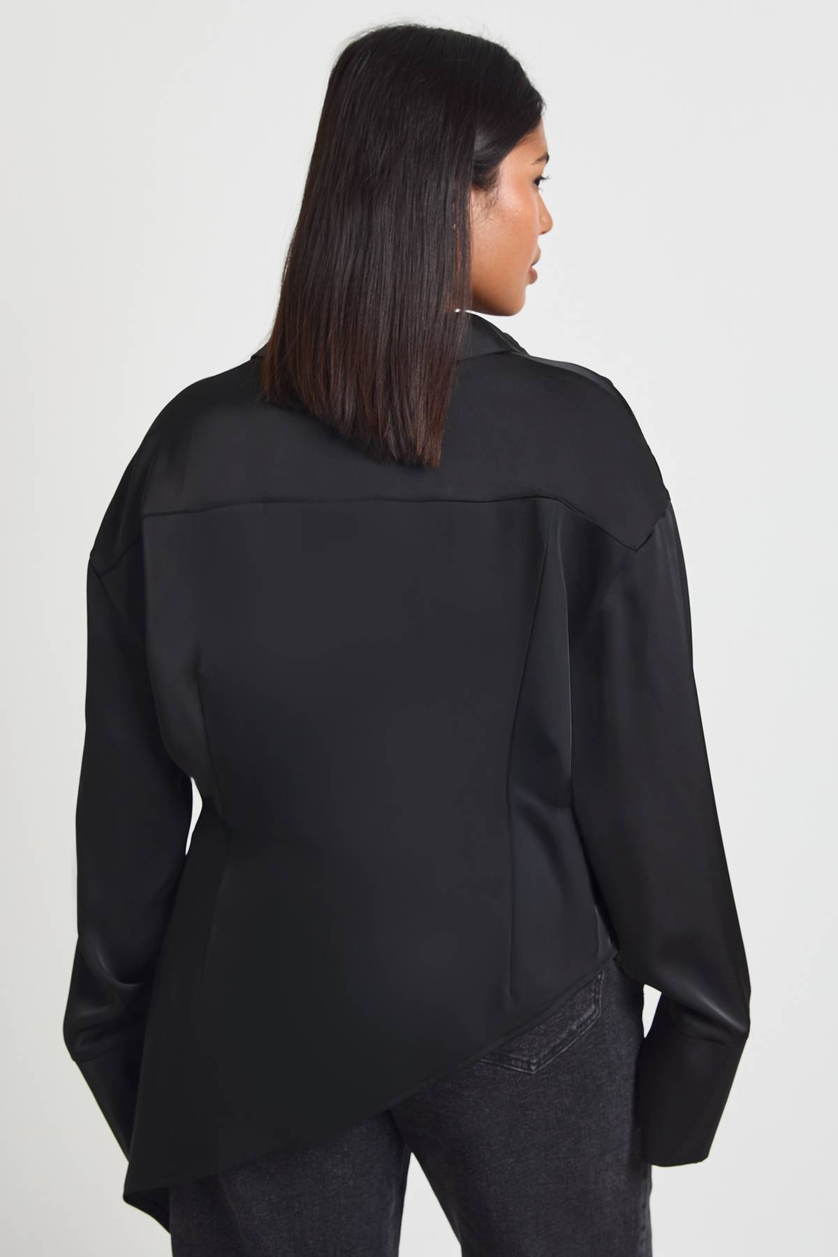 boohoo Chemisier Col Bénitier En Satin Grande Taille