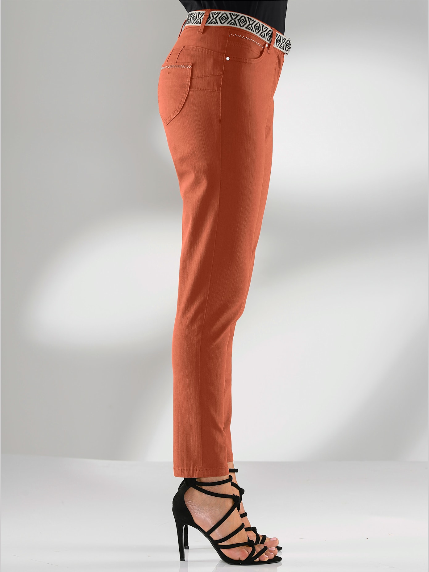Jean 7/8 élégant avec broderie décorative