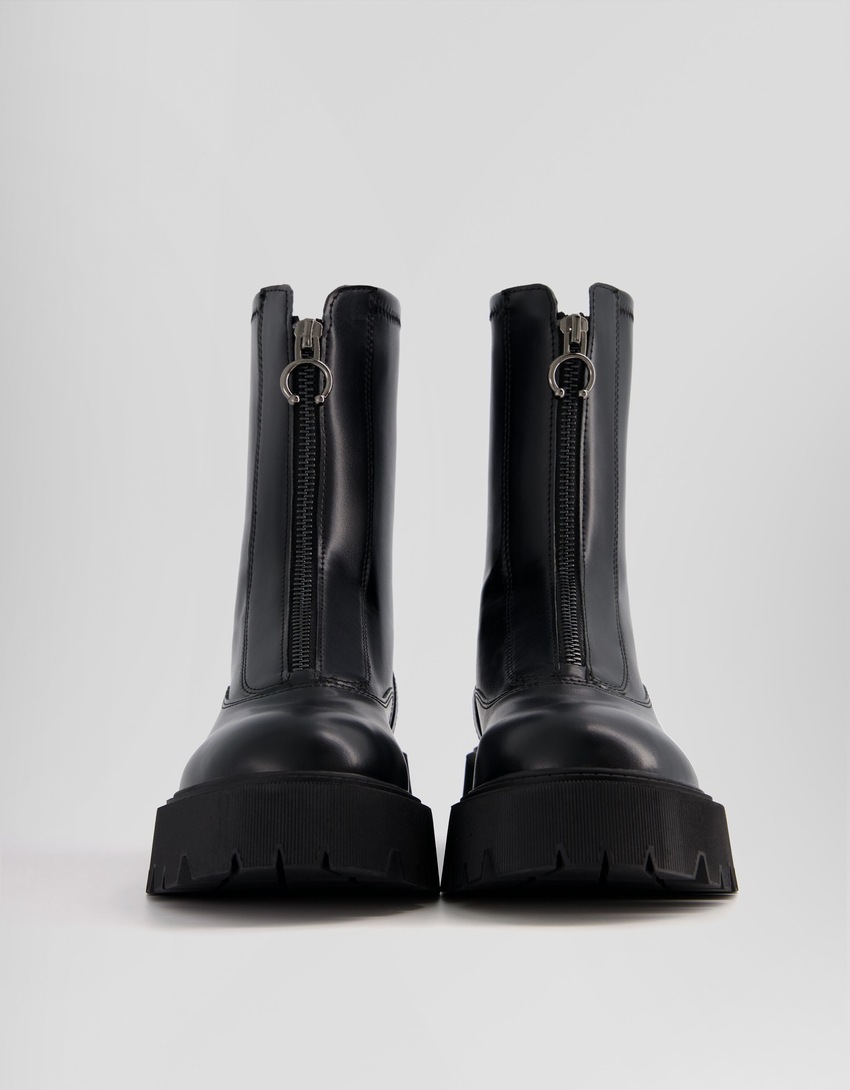 Botas de cano curto sem salto com zíper frontal e detalhe de argola