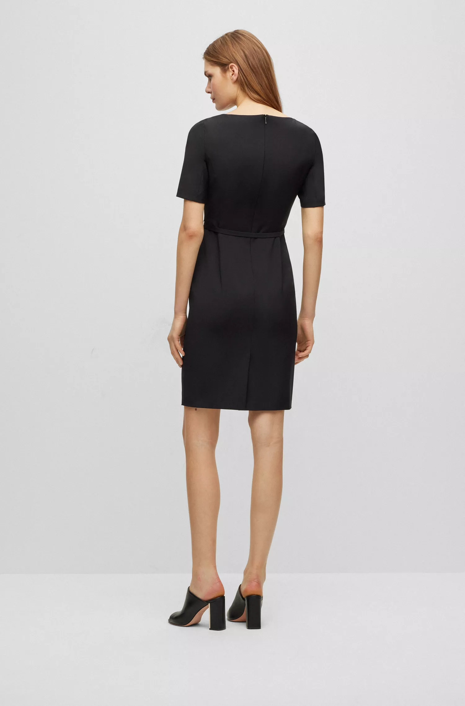 Vestido slim fit preto em lã virgem da BOSS com detalhe de cinto.