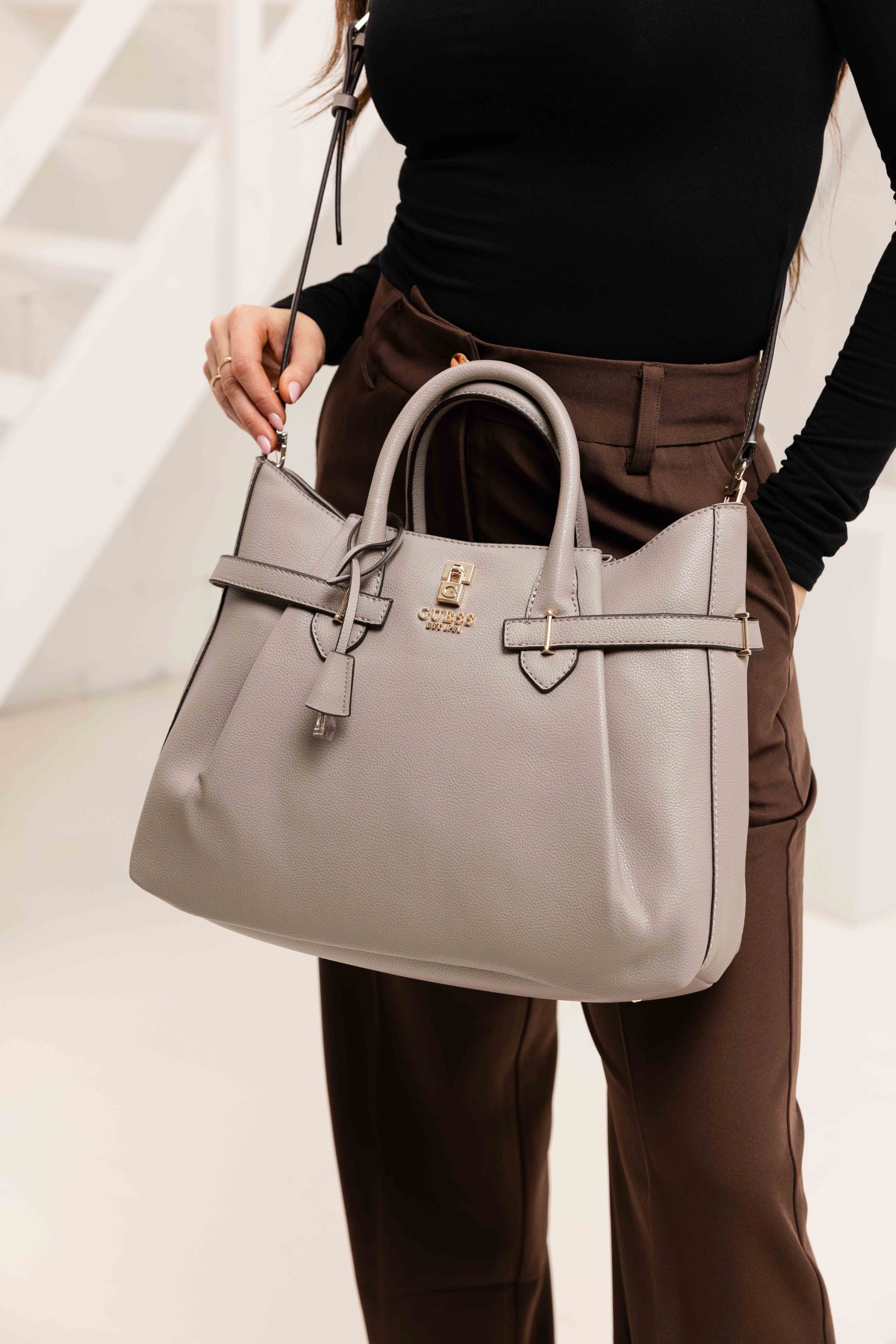 Guess Yesba Saffiano Handtas Dames Bruin
