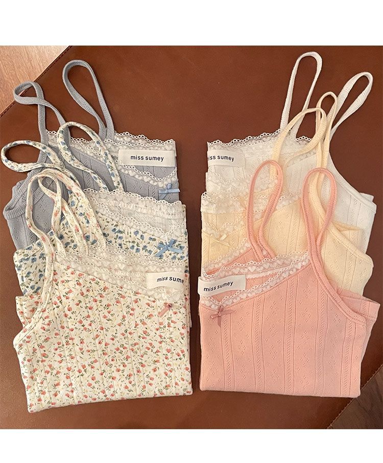 Bloombloom - Geribbeld cropped camisole met kant en strikaccent