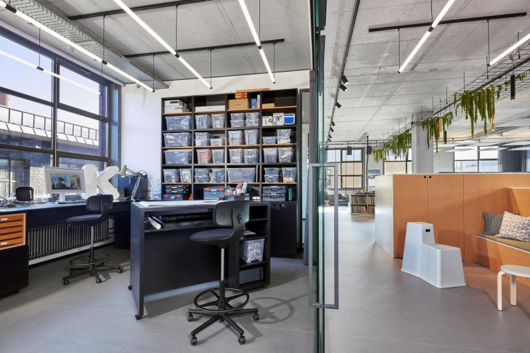 Vitra Rookie bureaustoel high F80 Aubergine