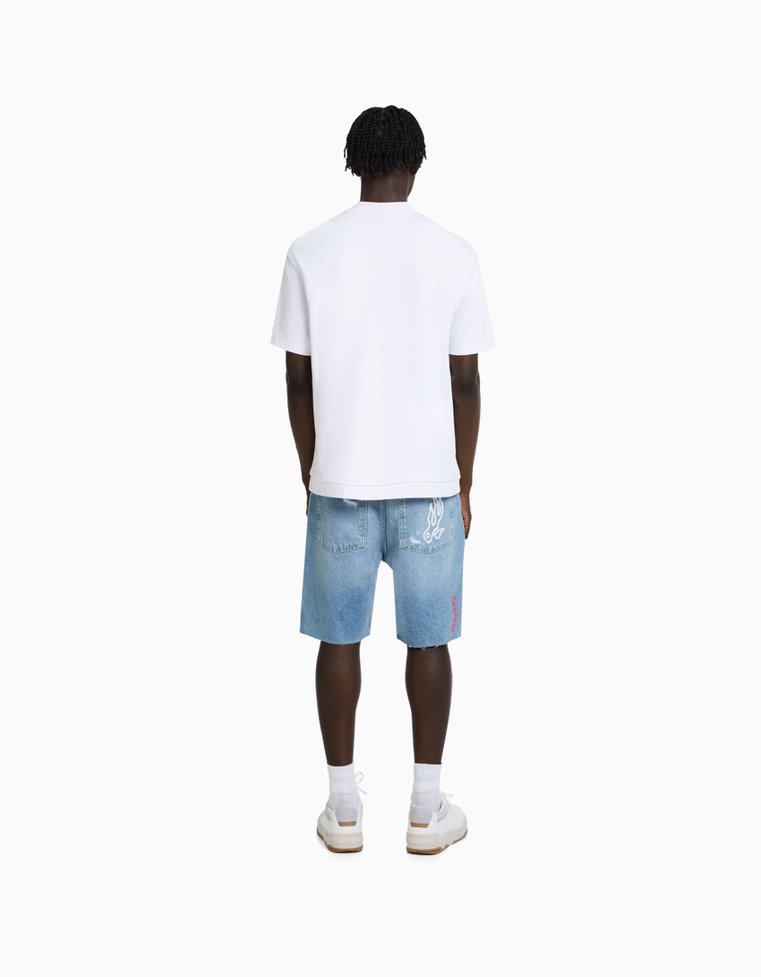 Bermuda jeans estampada e rasgada