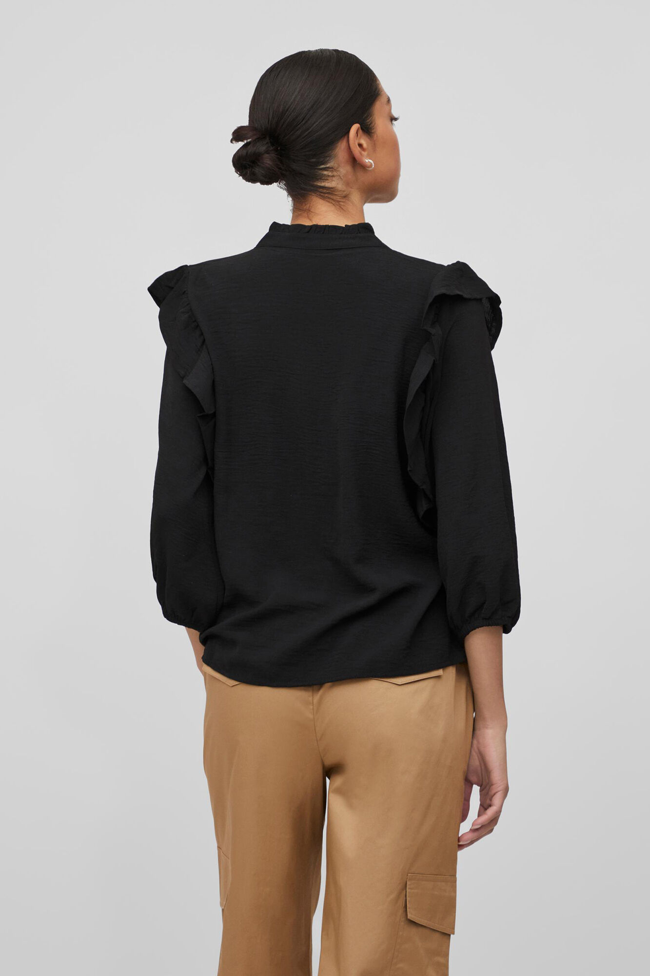 Blusa de manga comprida com babados. - Preta