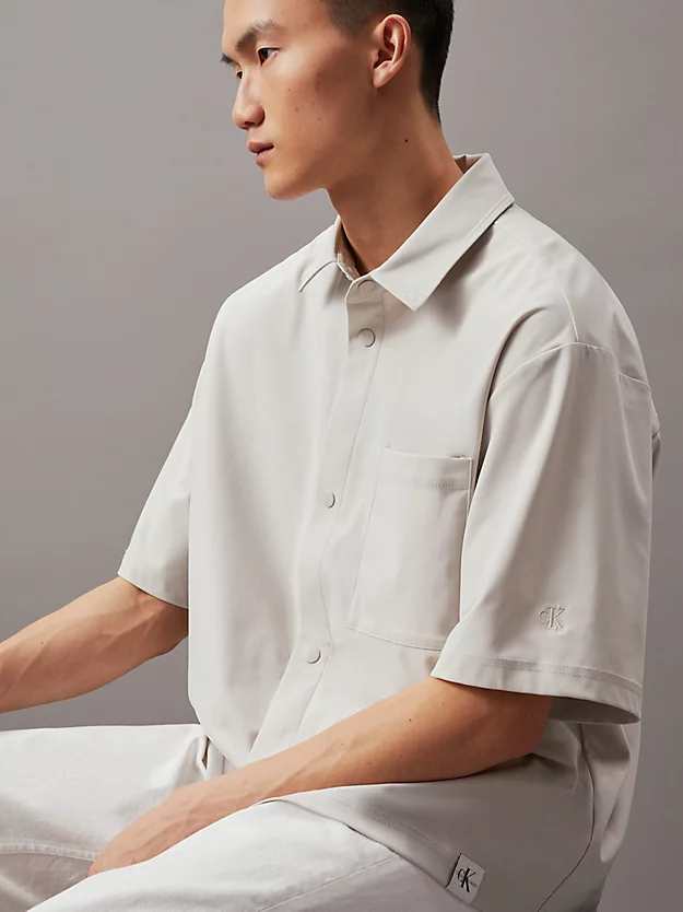 Camisa de malha de manga curta com modelagem relaxada