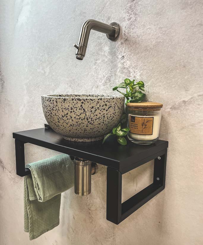Saniclear Lovi fonteinset met zwart-witte terrazzo waskom en RVS kraan voor in het toilet