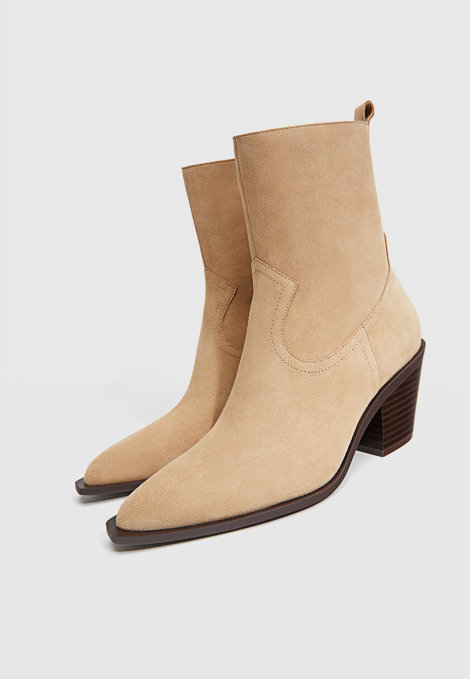 Botas de cano curto estilo cowboy com salto alto e fenda em camurça.