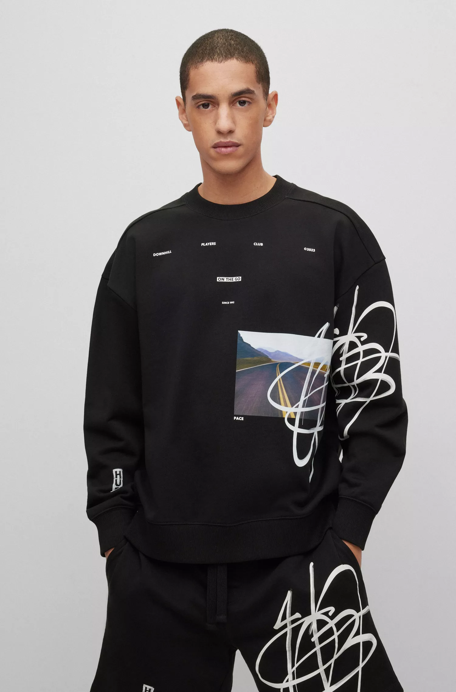 Moletom HUGO vermelho, modelagem oversized, em algodão com estampa streetwear.